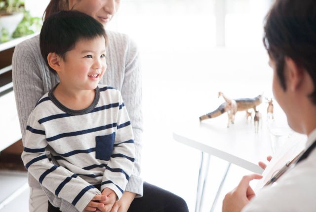 病院で診察を受ける男の子