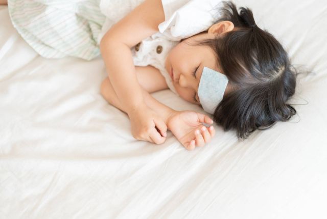 熱を出して眠っている女の子