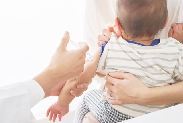 予防接種を受ける男の子